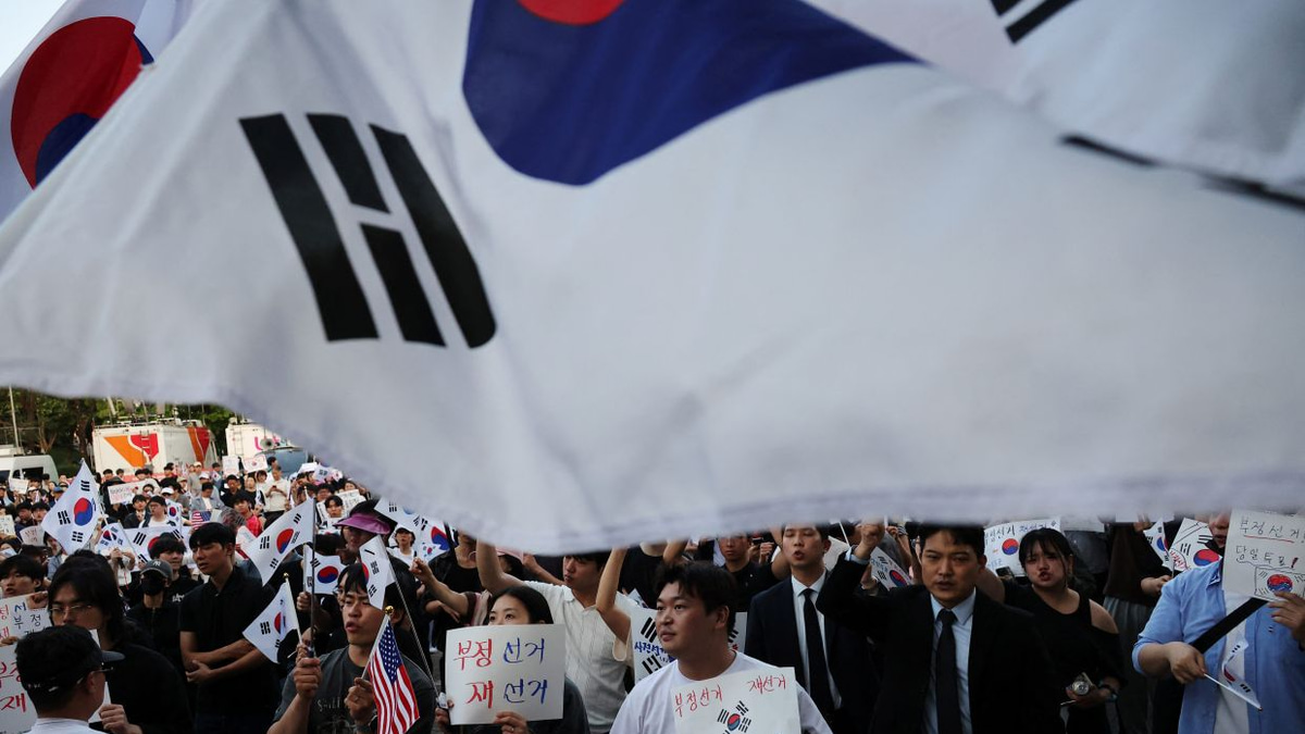 South Korea's President Lee Seeks Balance as Election Protest Row Deepens
