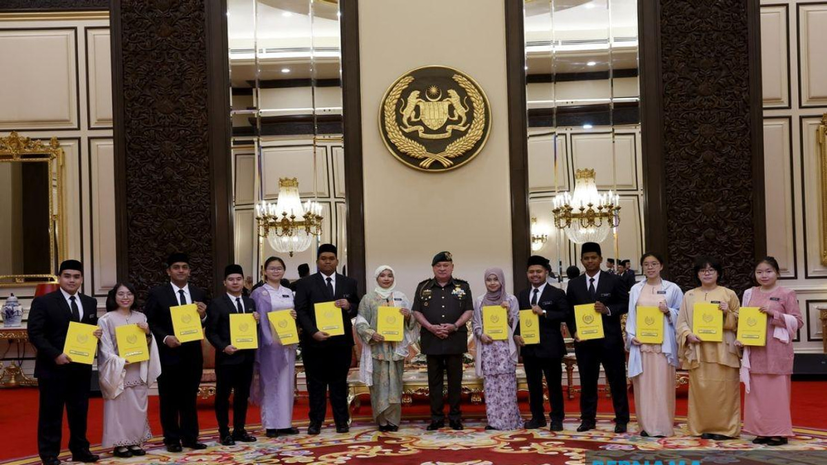 King Presents BYDPA Scholarships to 14 High-Achievers for Advanced Studies