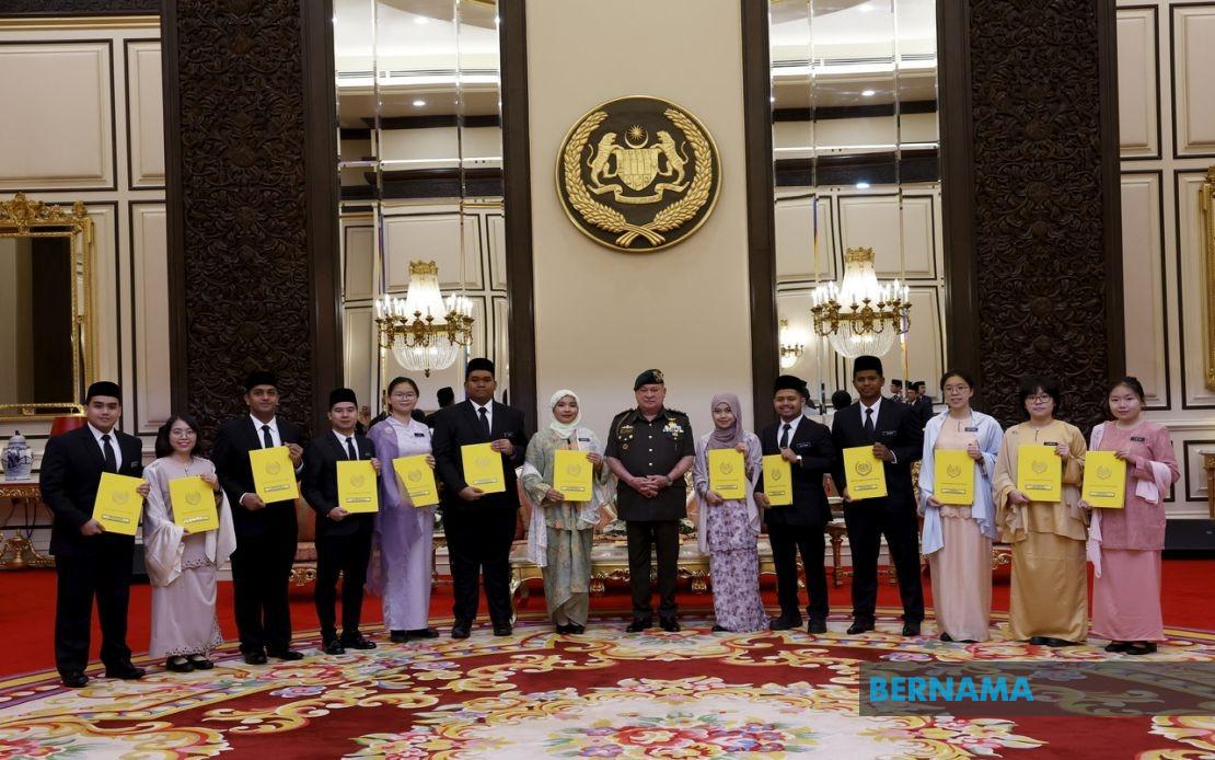 King Presents BYDPA Scholarships to 14 High-Achievers for Advanced Studies