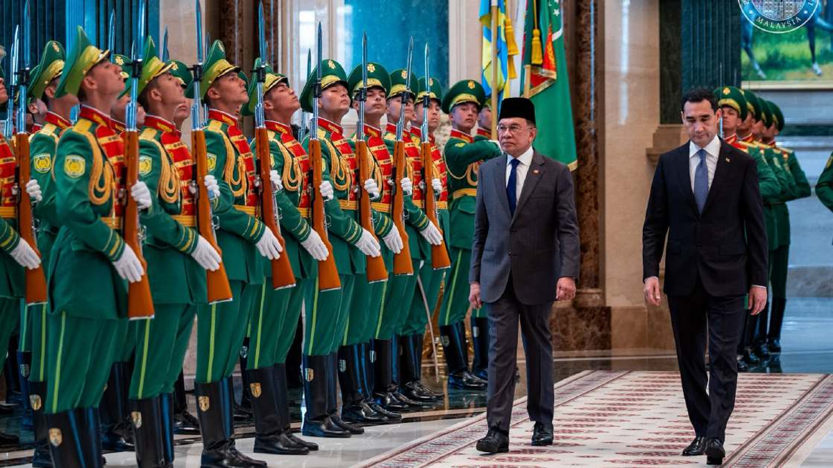 Anwar receives ceremonial welcome at Turkmenistan presidential palace
