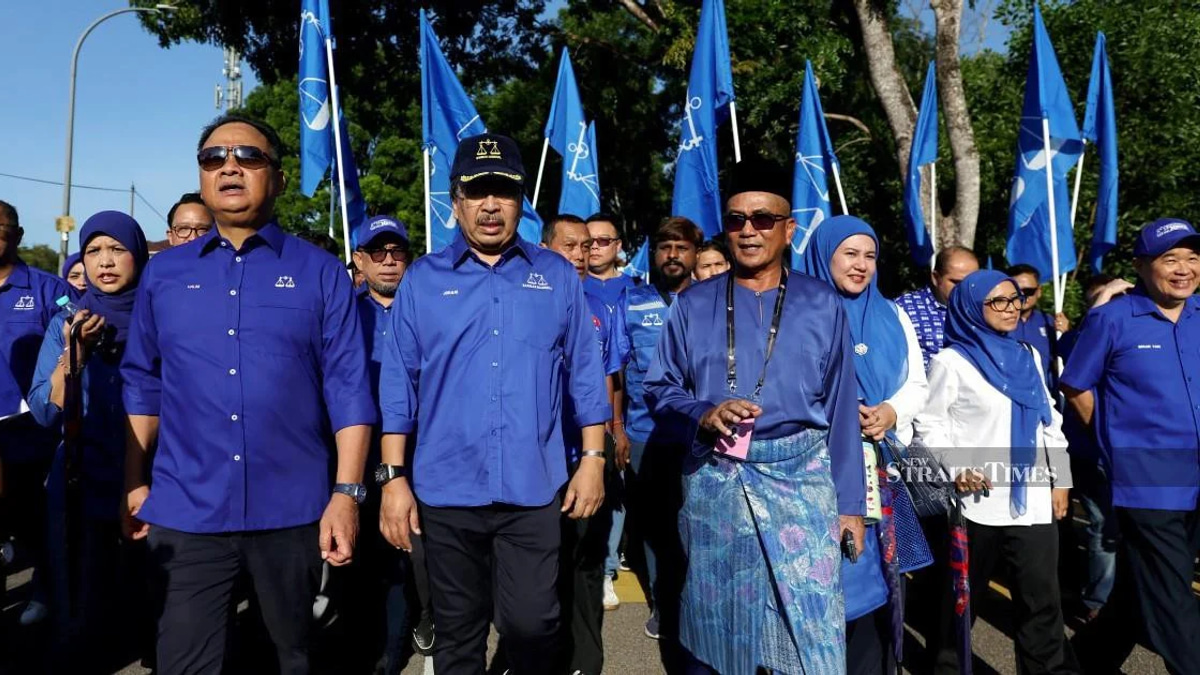 Johari Ghani Campaigns for BN in Johor's Tiram Seat Ahead of Election