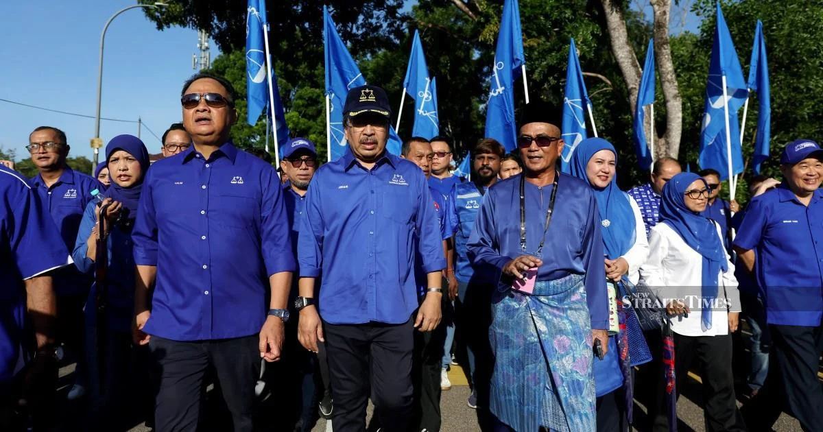 Johari Ghani Campaigns for BN in Johor's Tiram Seat Ahead of Election