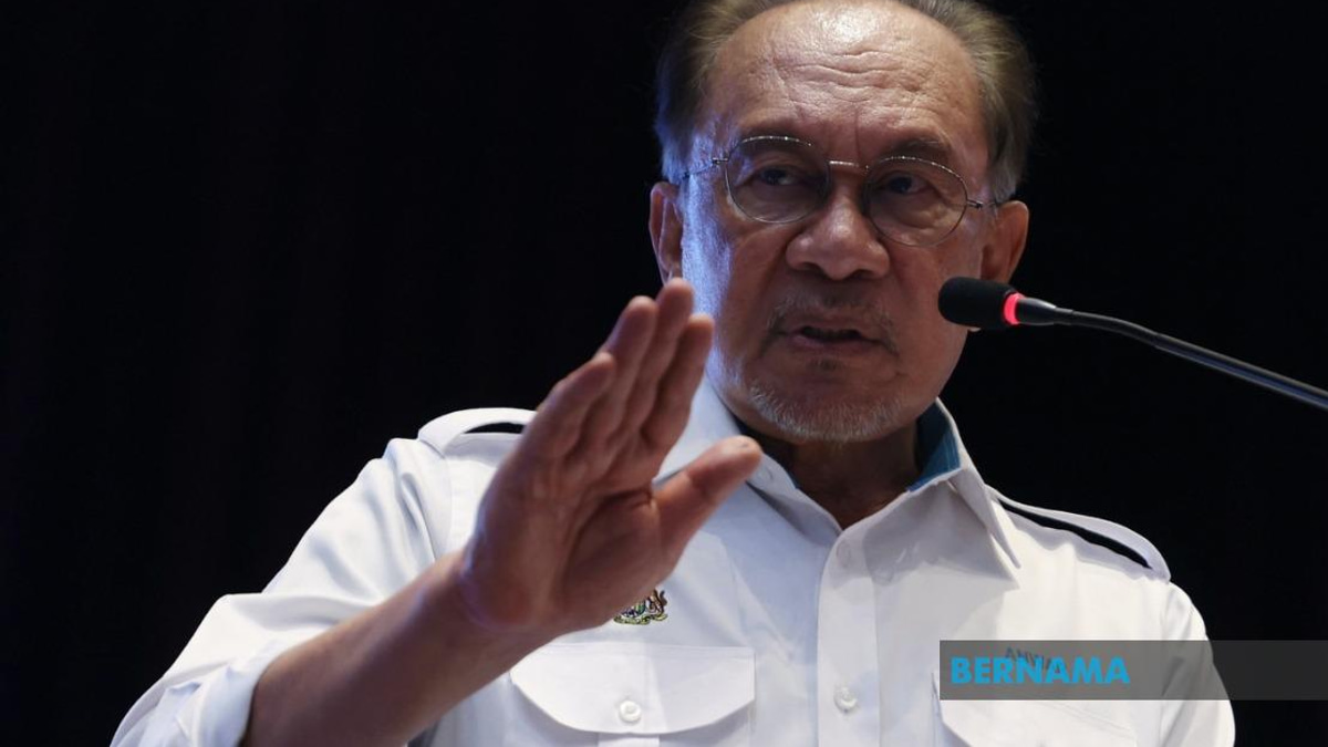 Anwar Urges Political Players to Shield Royal Institutions from Electoral Disputes