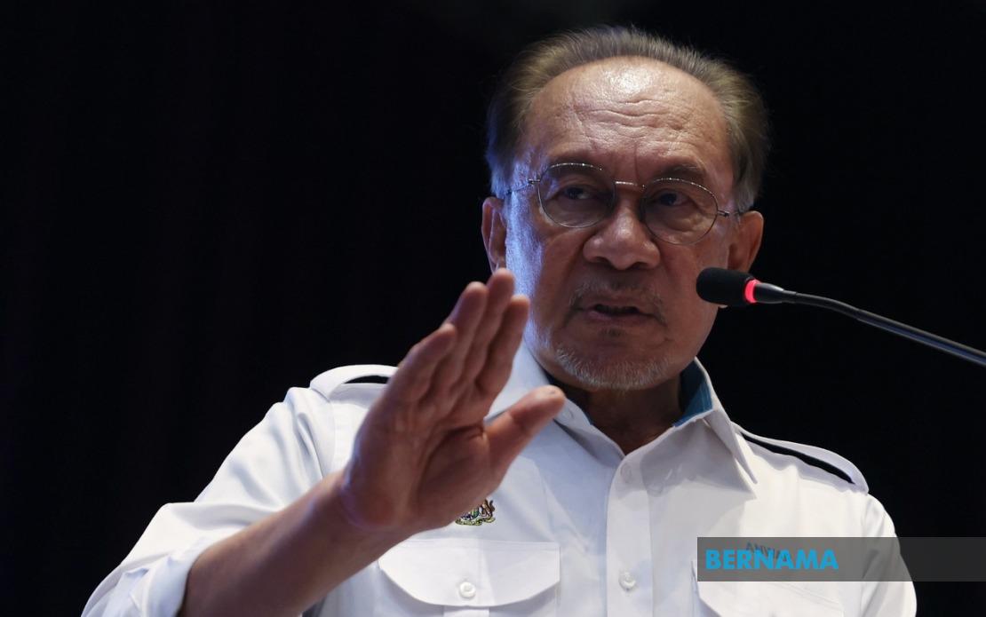 Anwar Urges Political Players to Shield Royal Institutions from Electoral Disputes