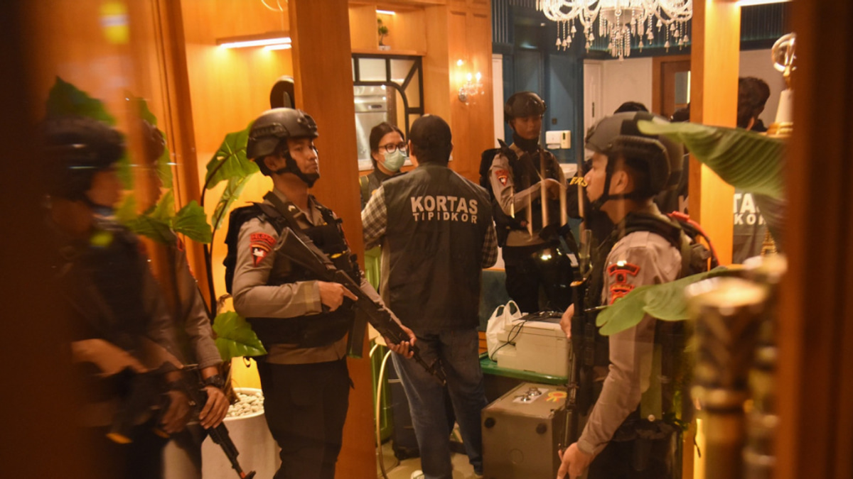Gold bars and millions in cash seized in Jakarta raids targeting former senior law official