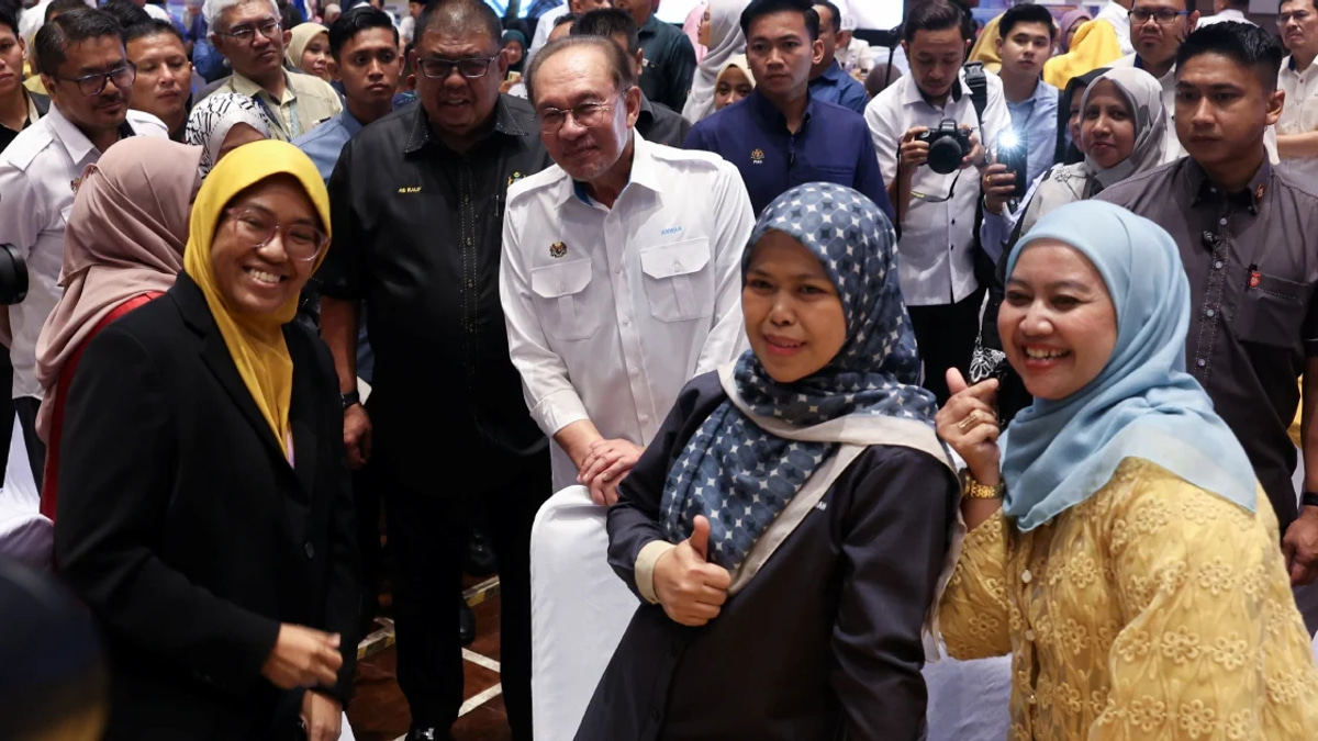 Anwar Praises Civil Service as Malaysia Surges in Global Competitiveness Rankings