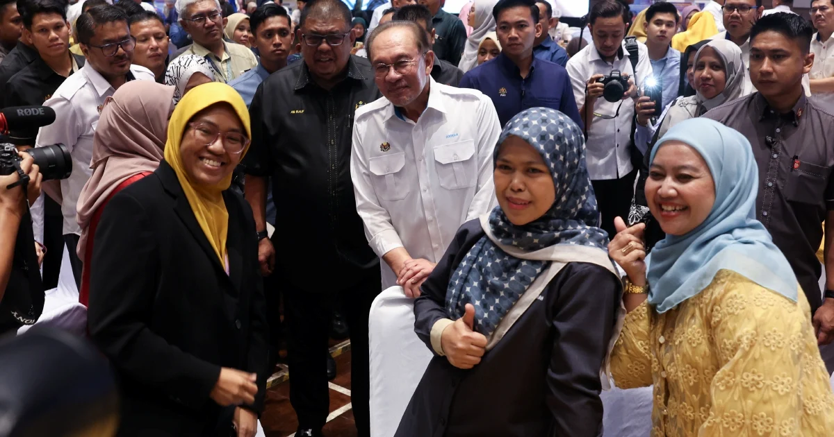 Anwar Praises Civil Service as Malaysia Surges in Global Competitiveness Rankings