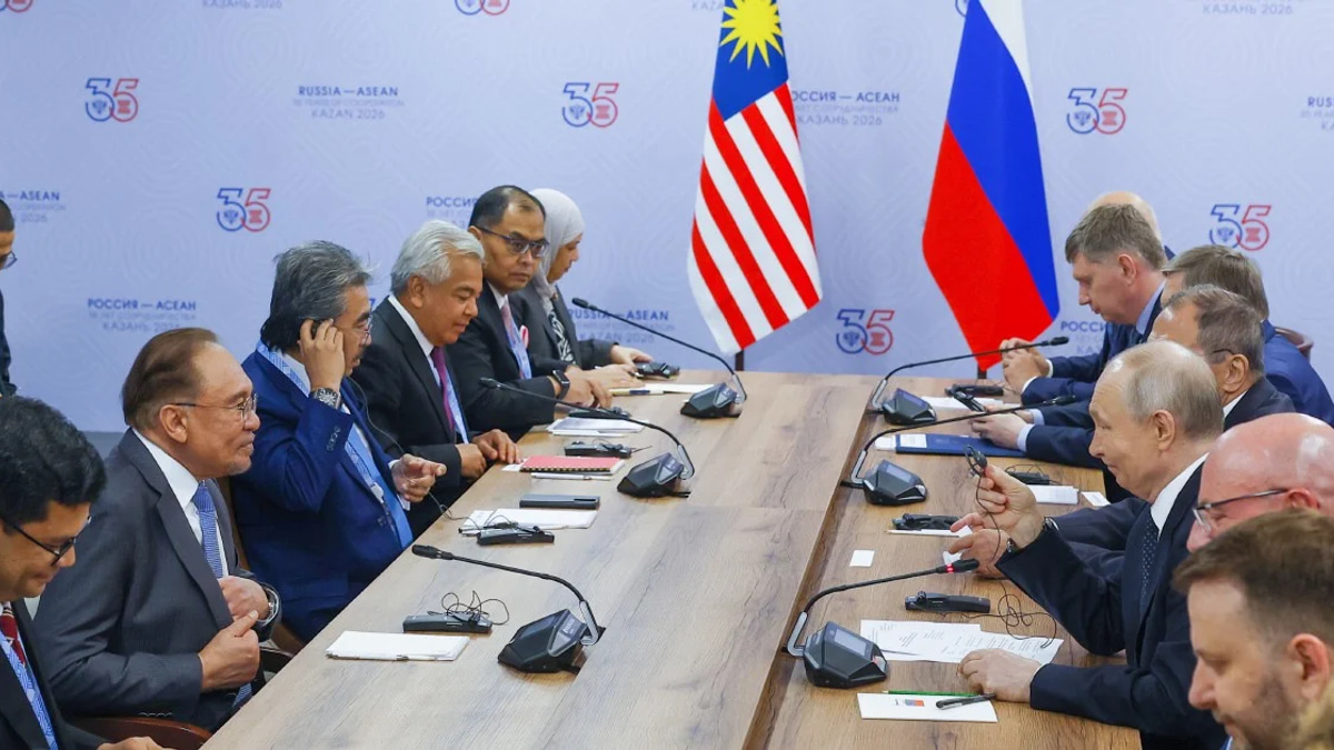 Anwar Seeks Closer Energy Ties with Russia During Putin Meeting