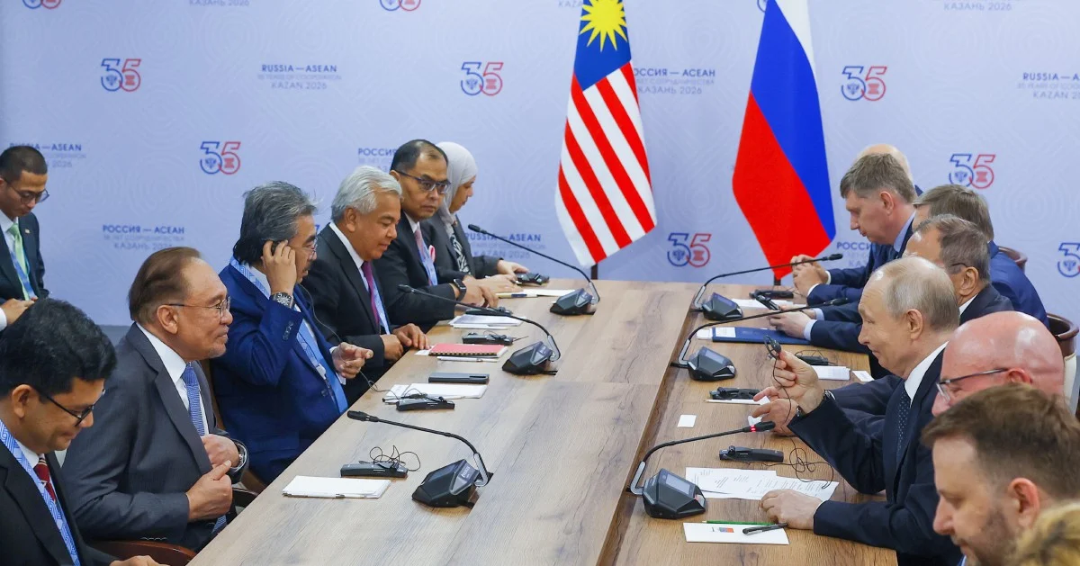 Anwar Seeks Closer Energy Ties with Russia During Putin Meeting