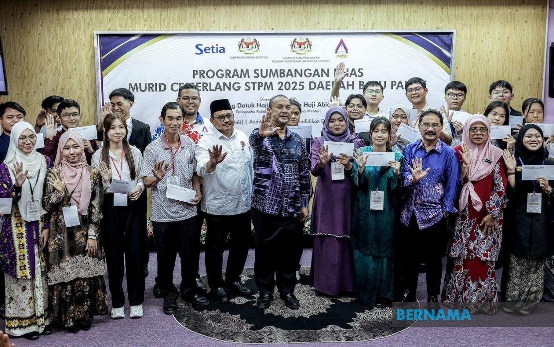214 STPM High-Achievers in Batu Pahat Receive Prime Minister's Special Awards