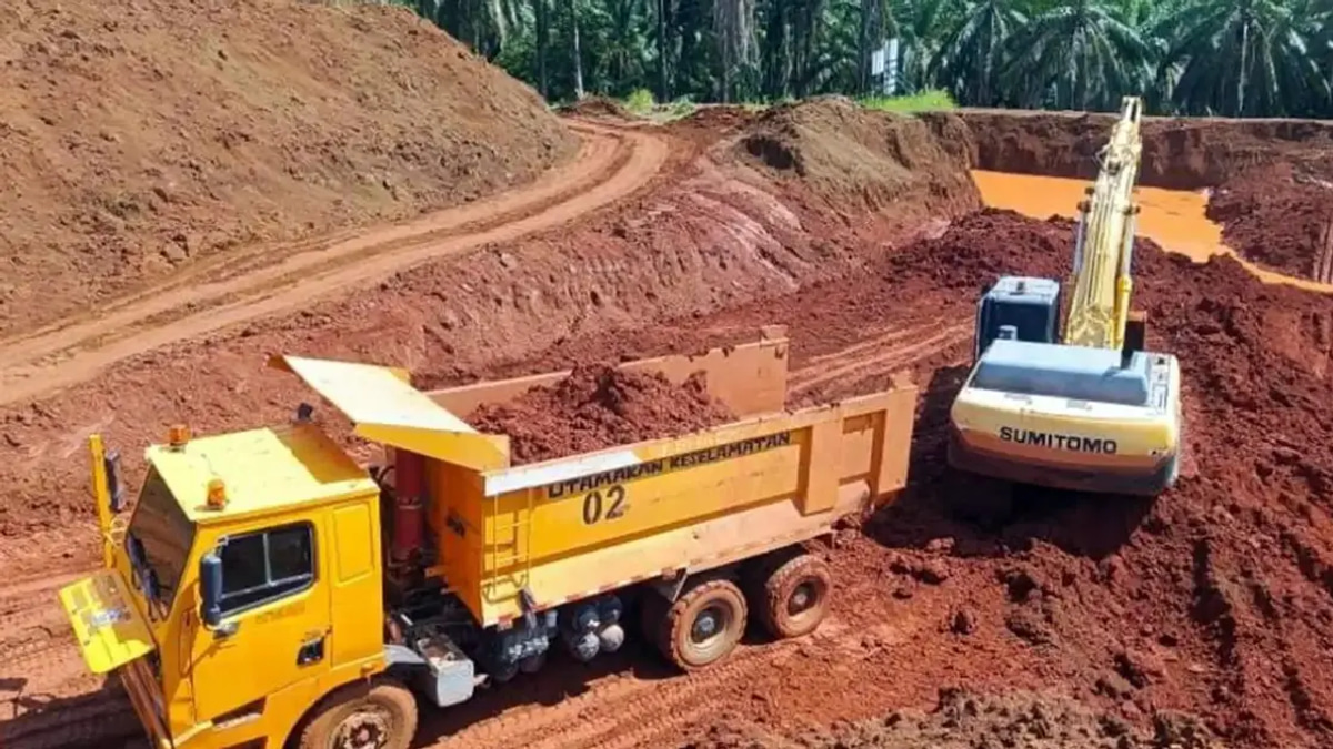 Nine arrested as police uncover RM3.75 million illegal bauxite operation on Felda land
