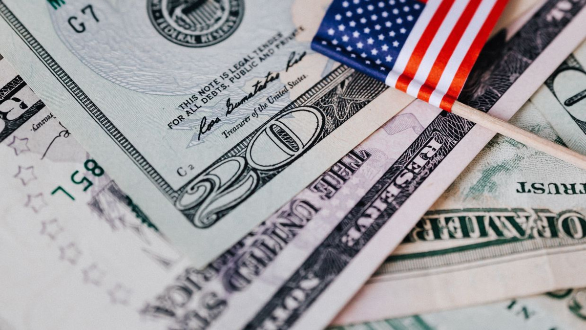 Dollar Surges to Year-High as Fed Rate Rise Expectations Build; Yen Faces 40-Year Weakness
