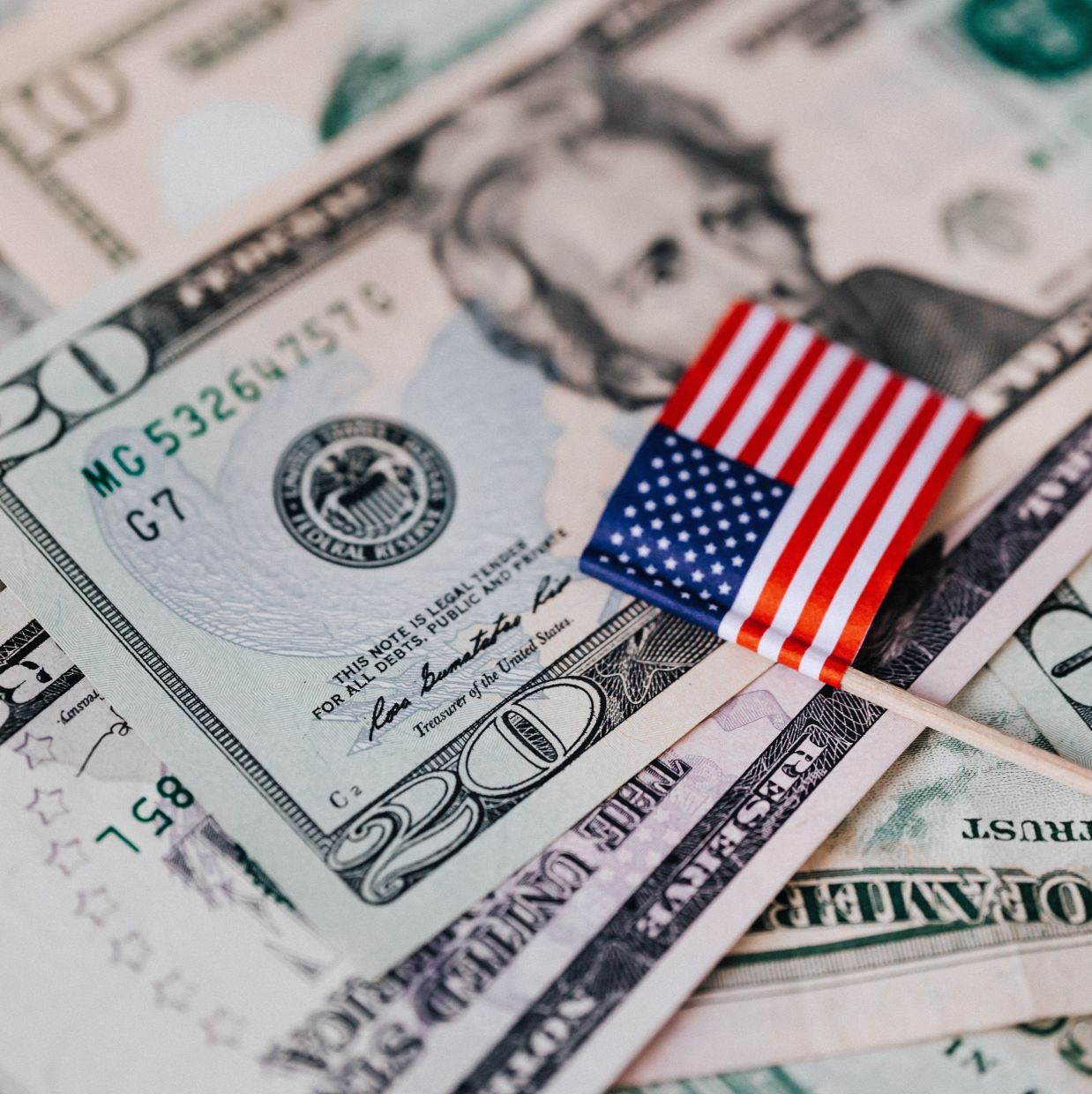 Dollar Surges to Year-High as Fed Rate Rise Expectations Build; Yen Faces 40-Year Weakness
