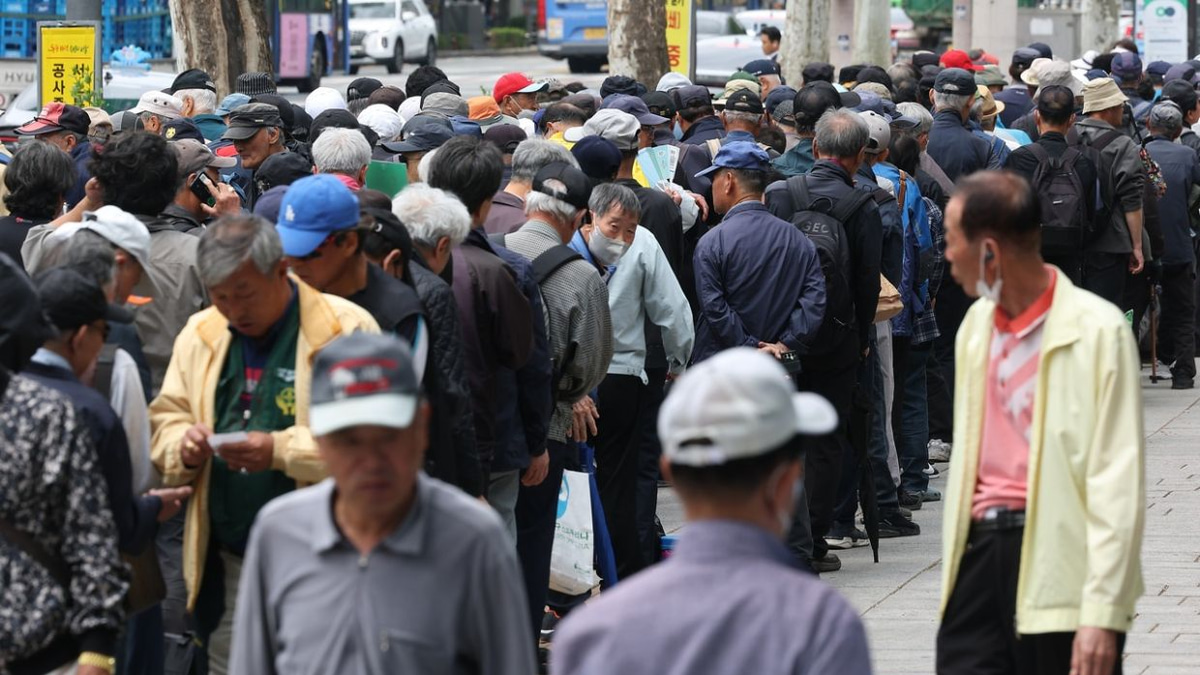 Seoul grapples with fiscal strain of proposed free senior bus fares