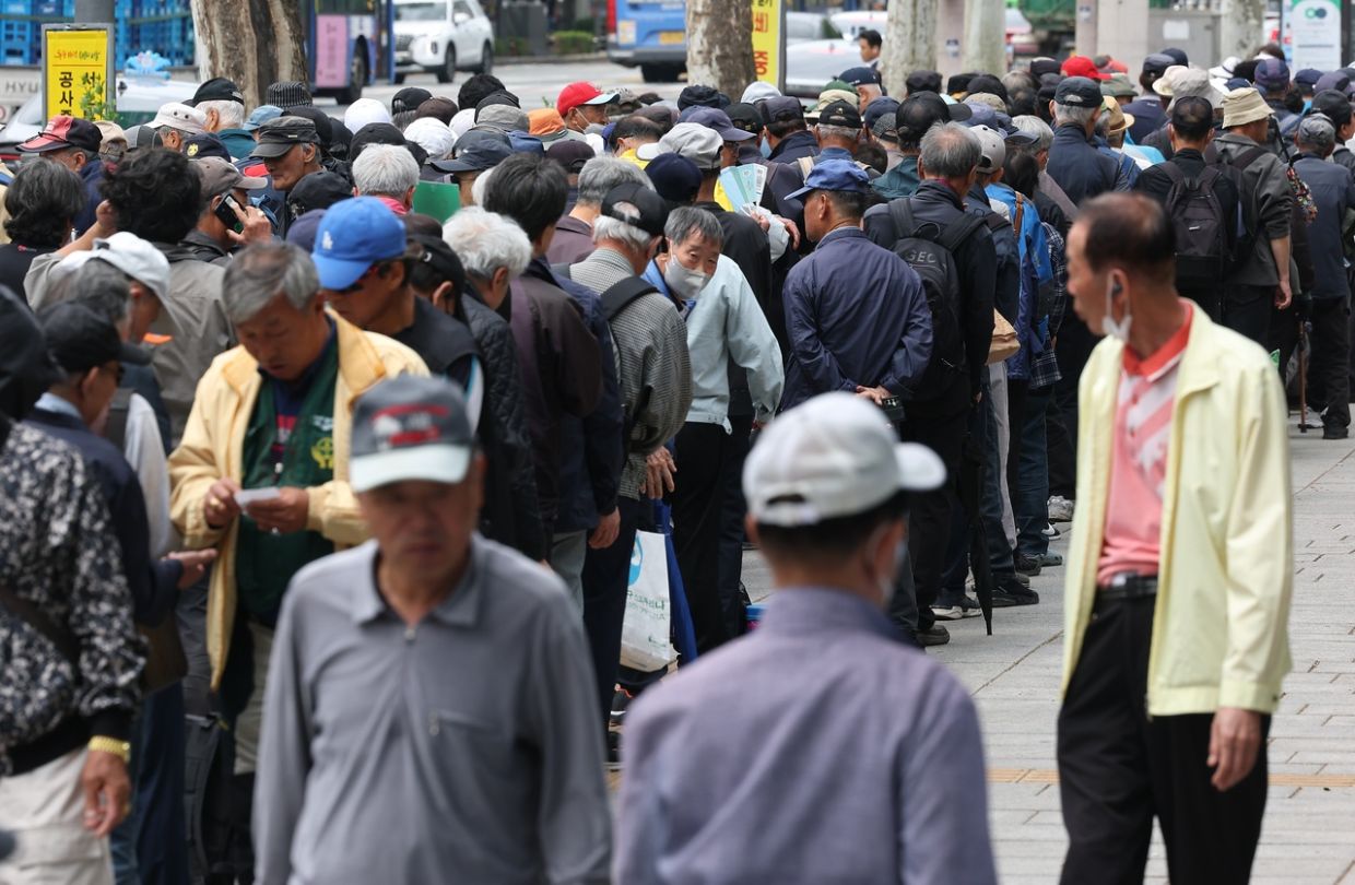 Seoul grapples with fiscal strain of proposed free senior bus fares