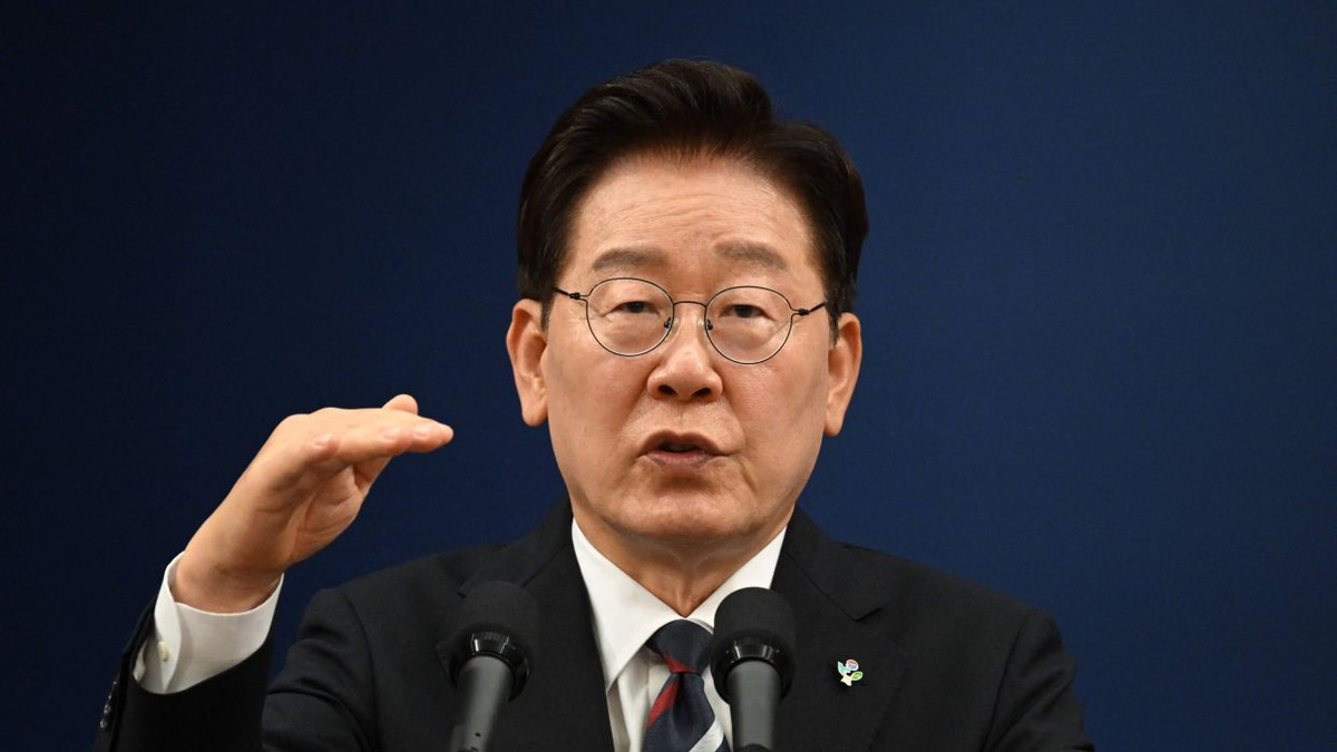 South Korea's President Lee Jae Myung Sees Approval Rating Fall Below 50% for First Time