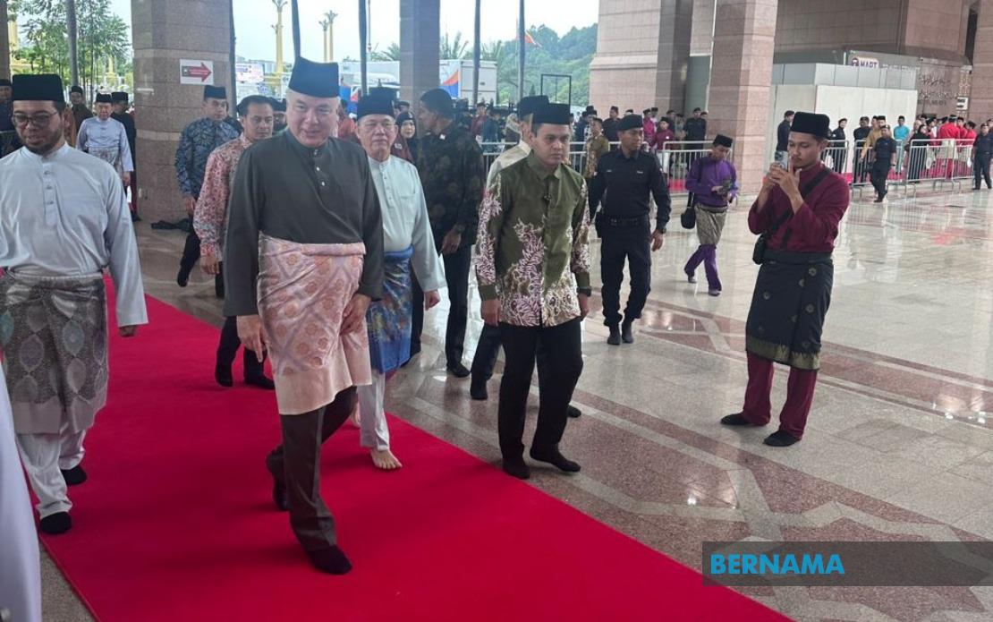 Sultan Nazrin Warns Against Impulsive Leadership, Calls for Wisdom and Sacrifice
