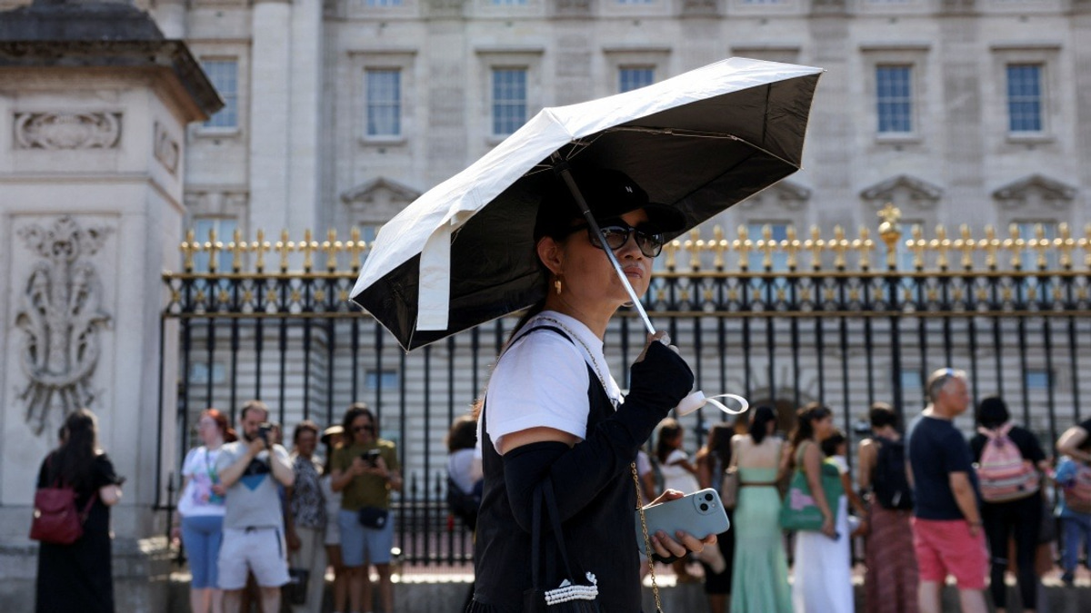 Buckingham Palace Suspends Ceremonial Guard Changes as UK Faces Extreme Heatwave