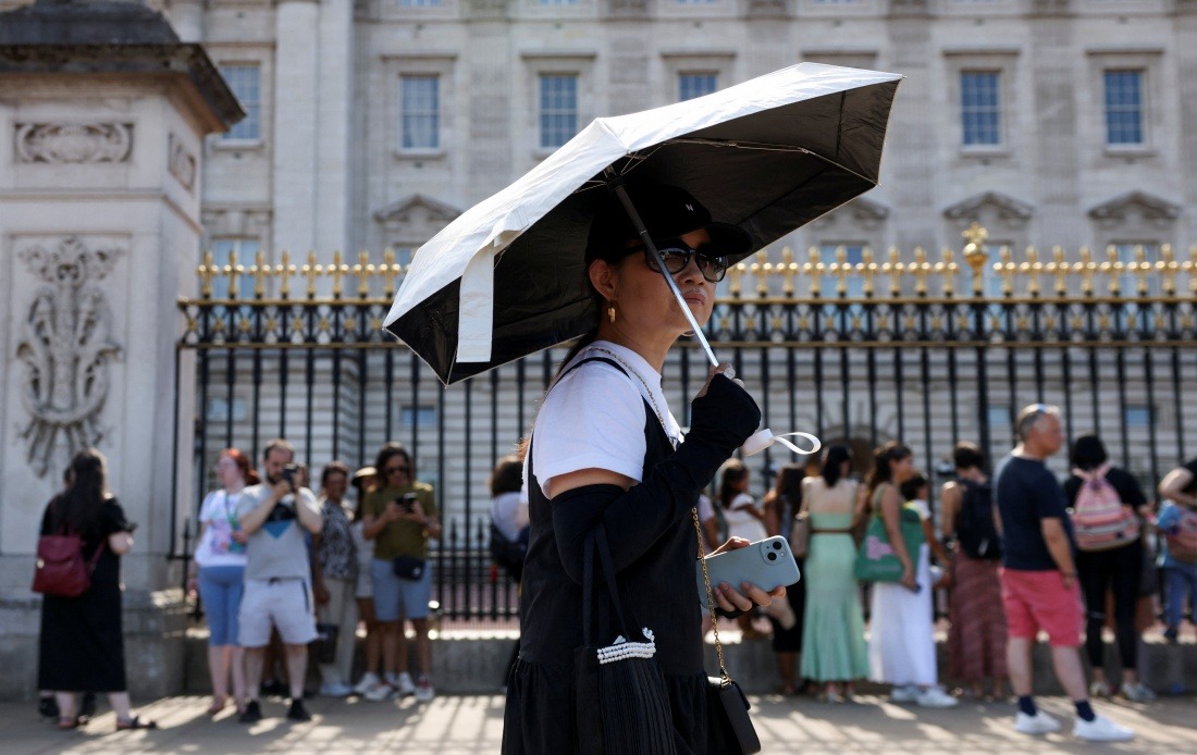 Buckingham Palace Suspends Ceremonial Guard Changes as UK Faces Extreme Heatwave