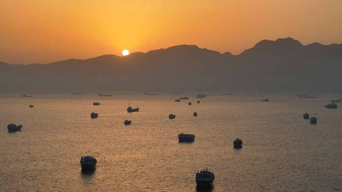 Oil tankers flow out of Hormuz as Iran-US deal eases Gulf bottleneck