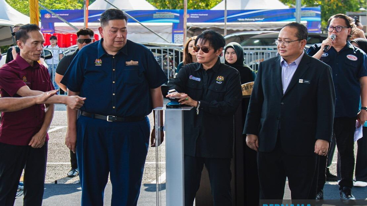 Azalina Calls for Johor Voters to Back BN for Administrative Stability