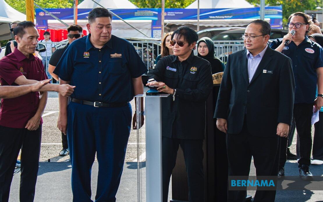 Azalina Calls for Johor Voters to Back BN for Administrative Stability