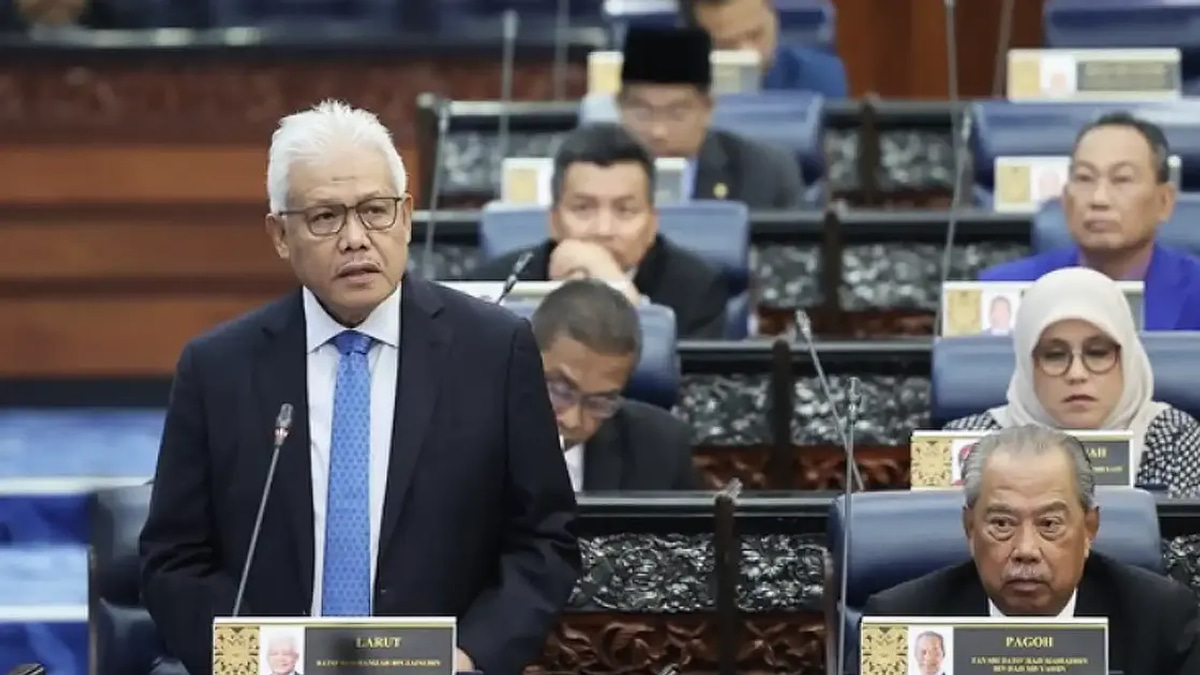 Hamzah Reclaims Opposition Leader's Front Bench Seat as Muhyiddin Moves Down