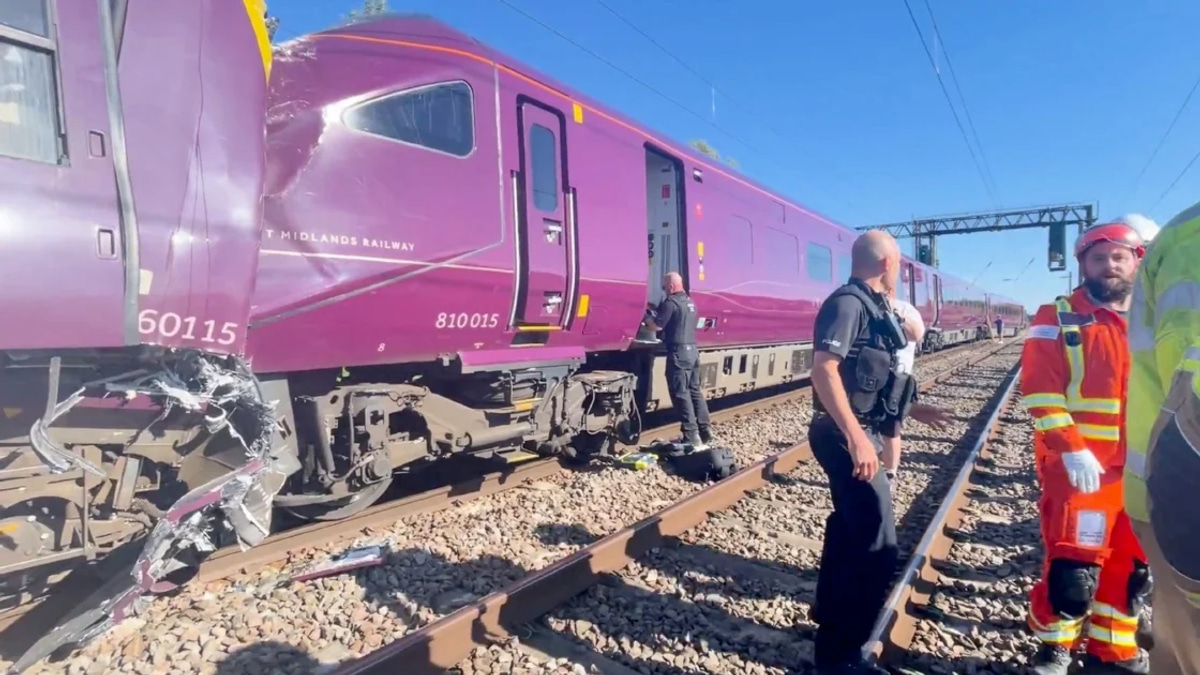 One dead, dozens critically hurt after UK trains collide near London