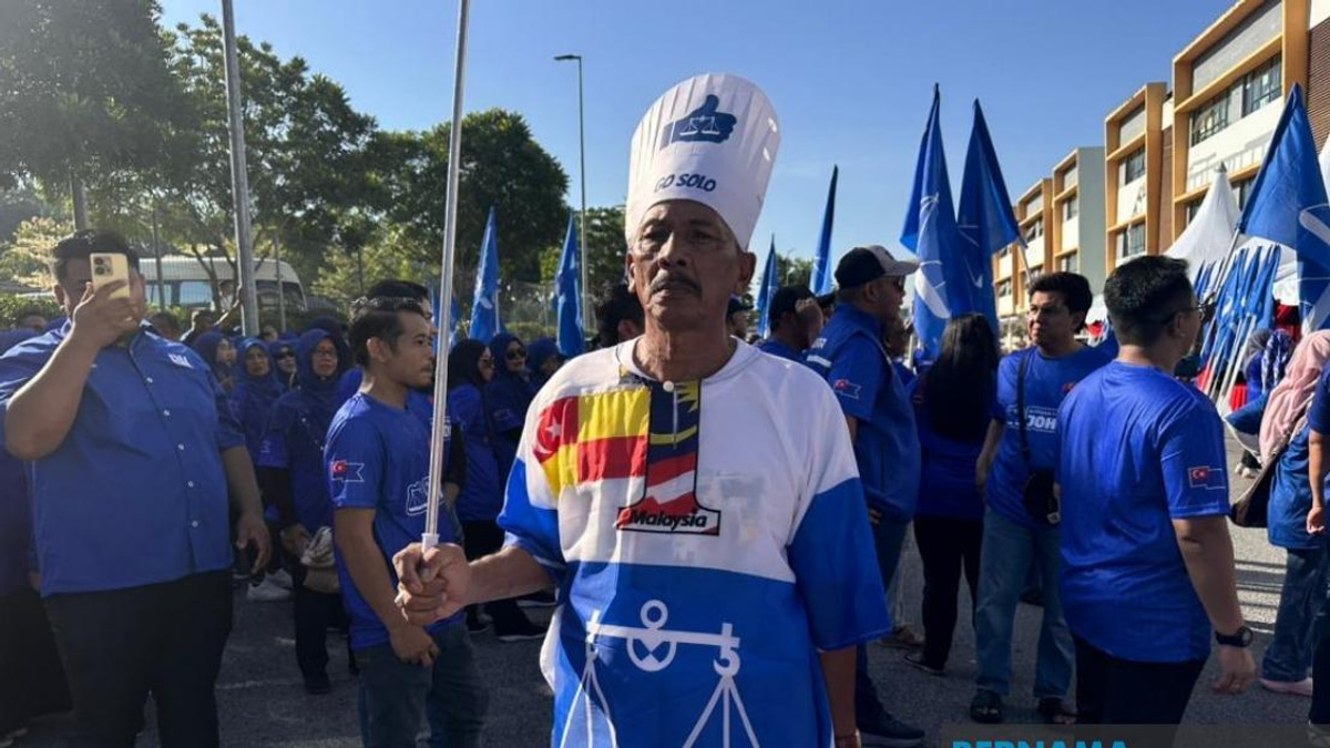Selangor Retiree Spends Savings to Back Onn Hafiz at Johor Nomination