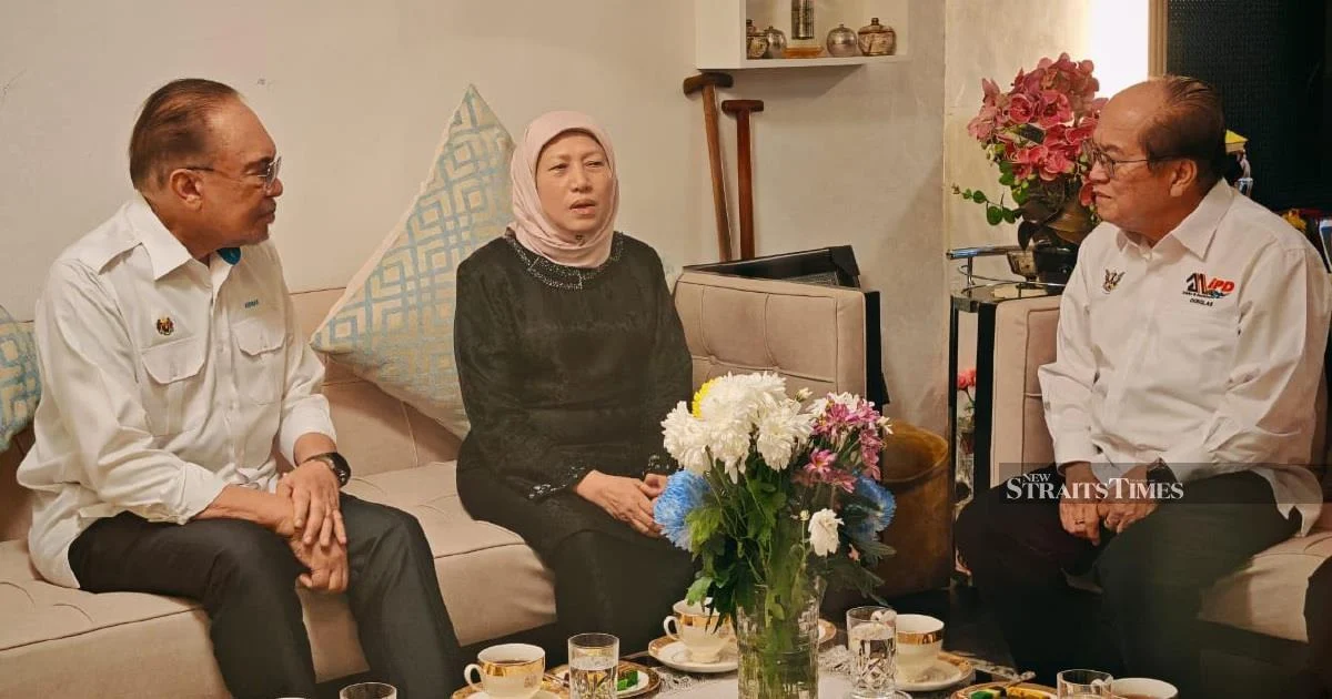 Anwar Extends Condolences to Nancy Shukri Over Husband's Passing