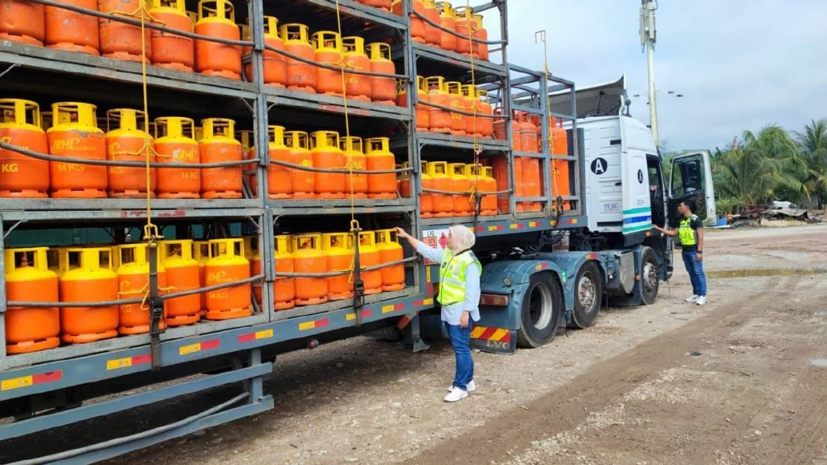 Bentong raid uncovers RM405,000 in illicit LPG cylinders stashed at secured facility