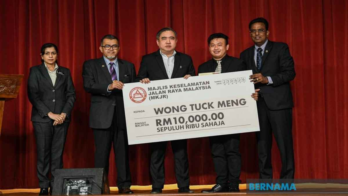 Lorry Driver Who Saved 21 Bus Passengers Honoured with RM10,000 Award
