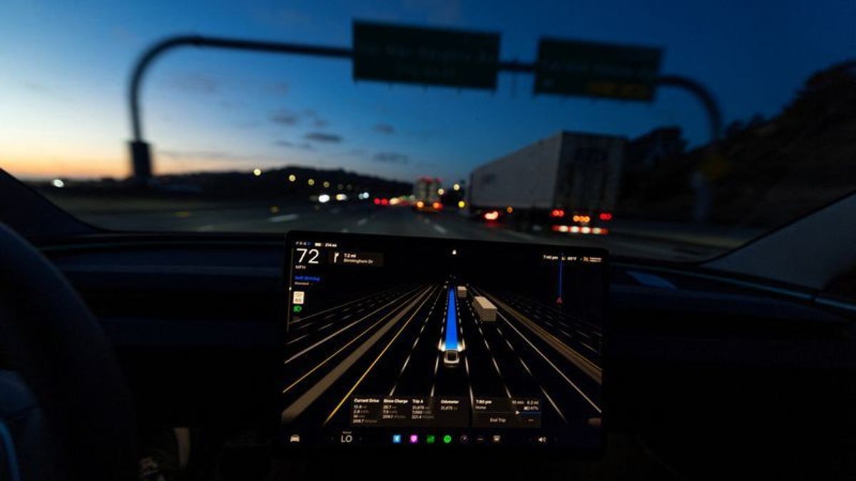 US Senators Challenge Tesla's Self-Driving Safety Claims, Push for Federal Review